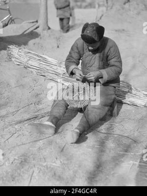 Man Making basket, Chine, Ding Xian (Chine), Dingzhou Shi (Chine), Hebei Sheng (Chine), 1931. De la collection de photographies Sidney D. Gamble. () Banque D'Images