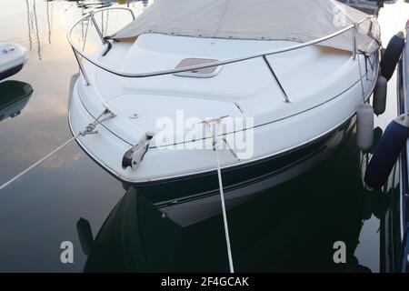 yacht blanc et bleu amarré dans la baie Banque D'Images