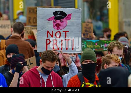 Bristol, Royaume-Uni. 21 mars 2021. ROYAUME-UNI. Au cours d'un après-midi très chaud au College Green Bristol, des milliers de personnes ont assisté à une vigile pour Sarah Everard, puis ont défilé avec des bannières à travers la ville chantant tuer le projet de loi. Crédit photo : Robert Timoney/Alay Live News Banque D'Images