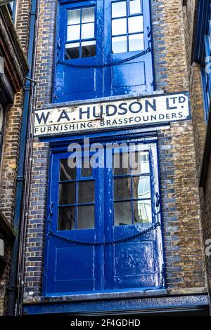 Portes de chargement de l'ancien atelier des fondateurs de W A Hudson Ltd, Shoreditch, Londres, UL Banque D'Images