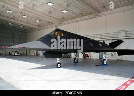 US Air Force Lockheed F-117 Nighthawk Bombardier furtif dans un hangar à la Marine corps Air Station Miramar, Californie Banque D'Images