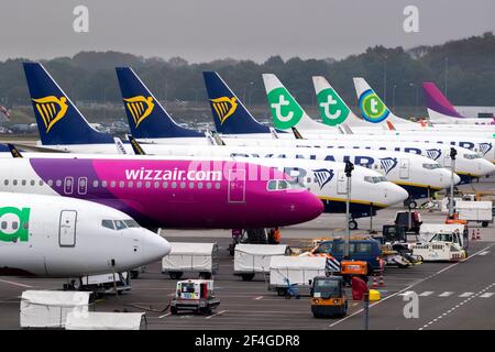 Avions passagers aériens économiques sur le tarmac de l'aéroport d'Eindhoven. Pays-Bas - 25 octobre 2017 Banque D'Images