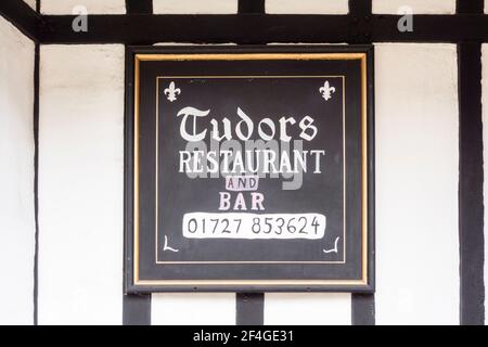 Tudors Restaurant and Bar Sign White Hart Hotel St. Albans Hertfordshire Royaume-Uni Banque D'Images