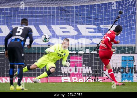 BRUGES, BELGIQUE - 21 MARS : Le gardien de but Simon Mignolet du Club Brugge concède à ses côtés le deuxième but d'une pénalité prise par Lior Refaelov de Royal Anvers lors du match Jupiler Pro League entre le Club Brugge et le FC Anvers à Jan Breydelstadion le 21 mars 2021 à Bruges, Belgique (photo de Jeroen Meuwsen/Orange Pictures) Banque D'Images