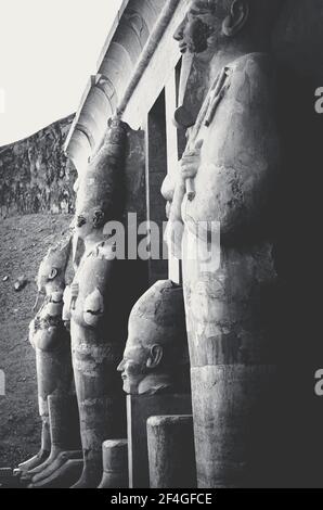 Statues des dieux égyptiens sur une façade du temple Hatshepsut dans la vallée des Rois à Louxor, Egypte. Banque D'Images