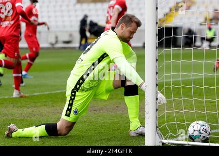 BRUGES, BELGIQUE - MARS 21: Le gardien de but Simon Mignolet du Club Brugge semble abattu après avoir concédé ses côtés deuxième but pendant le Jupiler Pro Leagu Banque D'Images