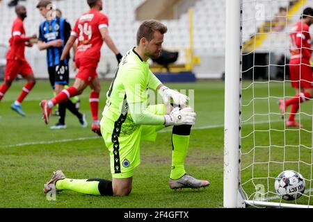 BRUGES, BELGIQUE - MARS 21: Le gardien de but Simon Mignolet du Club Brugge semble abattu après avoir concédé ses côtés deuxième but pendant le Jupiler Pro Leagu Banque D'Images