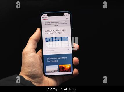 Kharkov, Ukraine - 17 mars 2021 : application British Airways, homme réservant des billets d'avion à l'aide de l'application mobile Banque D'Images