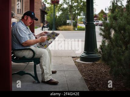 Man reading newspaper Banque D'Images