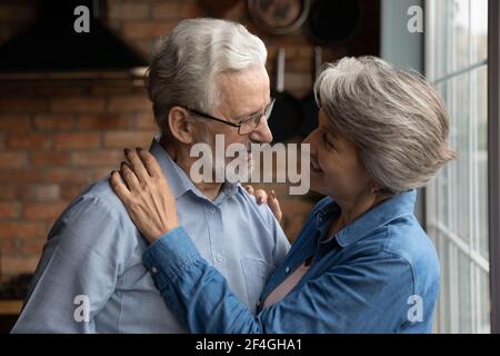 Couple retraité dans l'amour datant intérieur hug look dans les yeux Banque D'Images