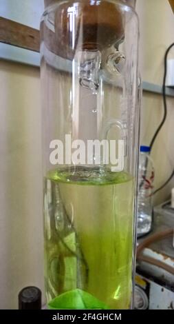 basra, irak - 11 mars 2017 : distillation de fluide chimique en laboratoire Banque D'Images