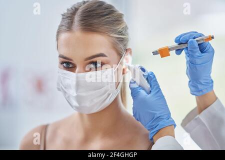 Un spécialiste en ORL vérifie sa patiente Banque D'Images