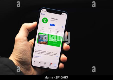 Kharkov, Ukraine - 17 mars 2021: Voyageur utilisant la photo d'application de Transavia Airlines Banque D'Images