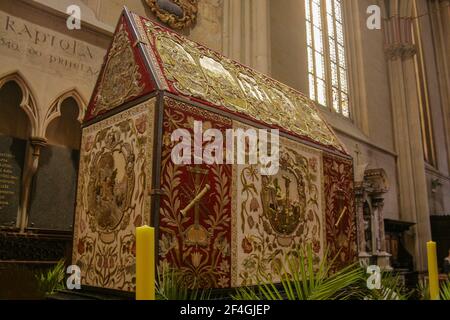 Zagreb, Croatie, Republika Hrvatska, Europe. Cathédrale de Zagreb de l'Assomption de la Sainte Vierge Marie, située sur la place Kaptol, la cathédrale est dédiée aux rois Saint Stephen et Saint Ladislaus aussi. Style architectural: Néo-gothique, XIIIe siècle, le sarcophage du bienheureux Alojzije Viktor Stepinac, archevêque catholique et cardinal croate, béatifié en 1998 par le Pape Jean-Paul II Banque D'Images