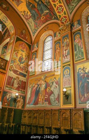 Zagreb, Croatie, Republika Hrvatska. La cathédrale orthodoxe, dédiée à la Transfiguration de Jésus, a été construite en 1866 selon un dessin de l'architecte croate Franjo Klein. Il a été restauré en 1883-1884 par l'architecte Herman Bollé. Le clocher a été construit en 1899, tandis que la façade a été complètement modifiée en 1913-1914.l'intérieur orf l'église. Banque D'Images