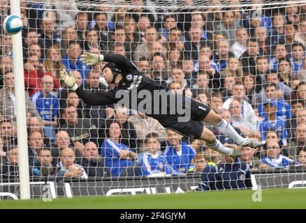 CHELSEA V MAN CITY 27/10/2007. PETER CECH SAUVER. PHOTO DAVID ASHDOWN Banque D'Images