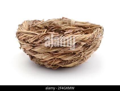 Petit nid d'oiseau naturel isolé sur blanc. Banque D'Images