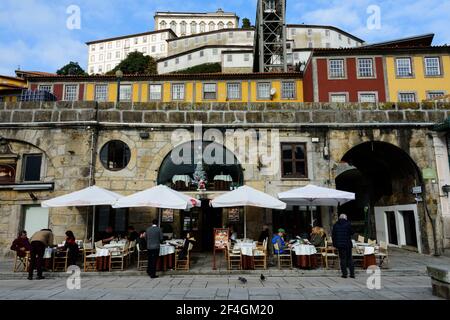 Terrasse sur le Cais da Ribeira à Porto, Portugal Banque D'Images