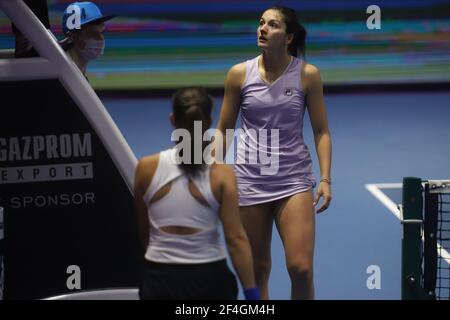 Saint-Pétersbourg, Russie. 21 mars 2021. Margarita Gasparyan de Russie a dû renoncer à cause d'une blessure lors du tournoi de tennis final du Trophée des dames de Saint-Pétersbourg 2021 contre Daria Kasatkina de Russie à Sibur Arena. Crédit : SOPA Images Limited/Alamy Live News Banque D'Images