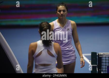 Saint-Pétersbourg, Russie. 21 mars 2021. Margarita Gasparyan de Russie a dû renoncer à cause d'une blessure lors du tournoi de tennis final du Trophée des dames de Saint-Pétersbourg 2021 contre Daria Kasatkina de Russie à Sibur Arena. Crédit : SOPA Images Limited/Alamy Live News Banque D'Images