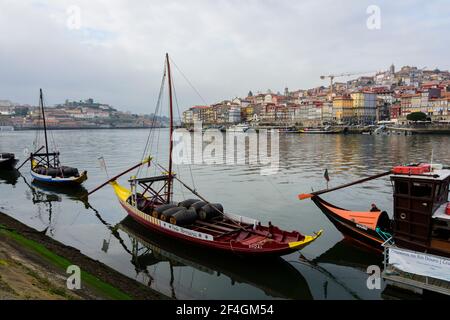 Bateaux rabelo traditionnels amarrés et Cais da Ribeira sur le côté opposé du fleuve Douro, Porto, Portugal Banque D'Images