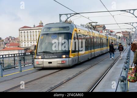 Tramway moderne sur le pont Dom Luis I. Porto, Portugal. Banque D'Images
