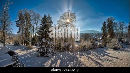 DE - BAVIÈRE: Vue panoramique le long de la rivière Isar à Bad Toelz avec la montagne Blomberg en arrière-plan Banque D'Images