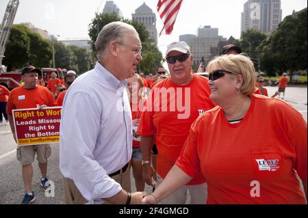 Missouri Gov. Jay Nixon fait campagne à la parade de la fête du travail 2015 à Saint-Louis. Banque D'Images