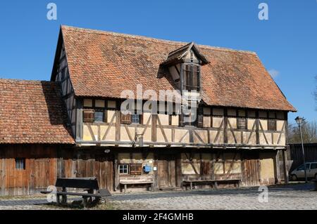 Maison médiévale à pans de bois dans une rue pavée à Bad Windsheim, Franconie, Allemagne Banque D'Images