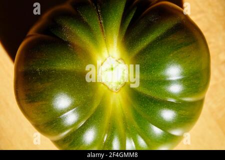 Détail d'une délicieuse tomate verte de marmande illuminée par lumière du soleil Banque D'Images