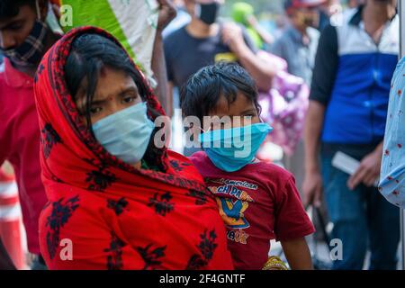 New Delhi, Inde. 21 mars 2021. Une mère et son enfant se tenant sur la ligne d'enregistrement pendant le test PCR RT d'un centre de test Covid-19 à Anand Vihar.India ont enregistré 43,846 nouveaux cas positifs Covid-19 au cours des dernières 24 heures, la plus forte augmentation d'un jour jusqu'à présent cette année. (Photo de Pradeep Gaur/SOPA Images/Sipa USA) crédit: SIPA USA/Alay Live News Banque D'Images