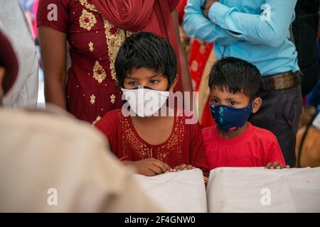 New Delhi, Inde. 21 mars 2021. Les enfants qui se trouvent sur la ligne d'enregistrement pendant le test PCR RT d'un centre de test Covid-19 à Anand Vihar.India ont enregistré 43,846 nouveaux cas positifs Covid-19 au cours des dernières 24 heures, soit la plus forte augmentation en une journée jusqu'à présent cette année. (Photo de Pradeep Gaur/SOPA Images/Sipa USA) crédit: SIPA USA/Alay Live News Banque D'Images