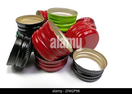 Bouchons de bouteilles en aluminium anciens sur fond blanc Banque D'Images