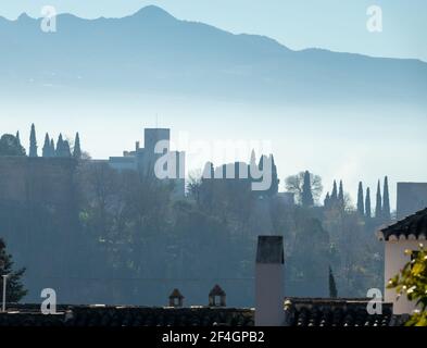 Une promenade à Grenade (Espagne) : vue sur le profil de Torres Bermejas et la forêt de l'Alhambra depuis la Placeta Cristo de las Azucenas dans l'Albaicín Banque D'Images