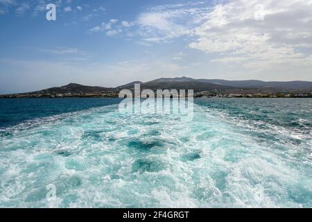 Sentier aquatique derrière le ferry. Île de Paros en arrière-plan. Cyclades. Grèce Banque D'Images