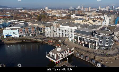Vue aérienne de Mermaid Quay dans la baie de Cardiff, Cardiff, pays de Galles. Banque D'Images