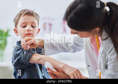 Petit garçon vacciné par un pédiatre Banque D'Images