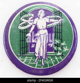 Badge représentant une femme en blanc émergeant de prison après avoir brisé ses chaînes, conçu par la militante du suffrage féminin Sylvia Pankhurst, 1910. Photographie par Emilia van Beugen. () Banque D'Images