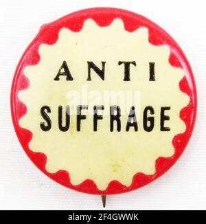 Goupille ou bouton celluloïd anti-suffrage, avec un dessin abstrait rouge et blanc et le texte "anti suffrage", fabriqué pour le marché américain, 1915. Photographie par Emilia van Beugen. () Banque D'Images