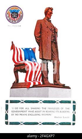 Carte postale du suffrage, représentant la statue « Tanding Lincoln », avec un drapeau américain à quatre étoiles surmontant la chaise de Lincoln, sous-titrée avec une citation de Lincoln, publiée par la Cargill Company, Grand Rapids, Michigan, 1910. Photographie par Emilia van Beugen. () Banque D'Images