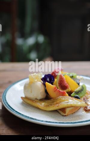 Gaufre cuite au dessert avec fruits kiwo, raisin et vanille crème glacée de style vintage Banque D'Images