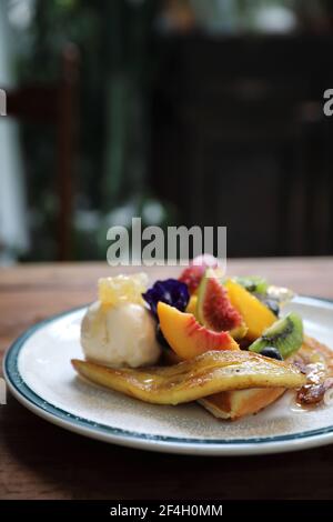 Gaufre cuite au dessert avec fruits kiwo, raisin et vanille crème glacée de style vintage Banque D'Images