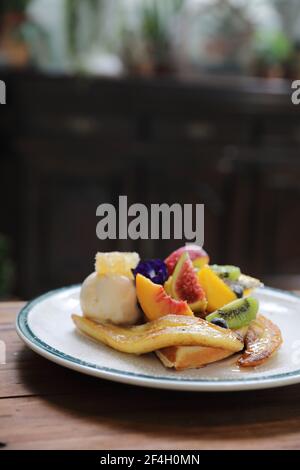 Gaufre cuite au dessert avec fruits kiwo, raisin et vanille crème glacée de style vintage Banque D'Images