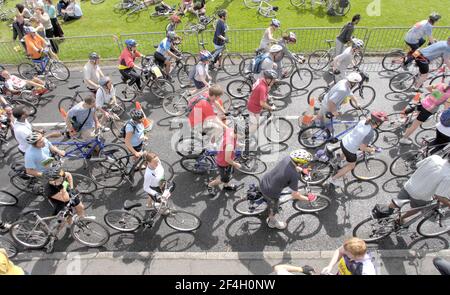 DE LONDRES À BRIGHTON, PROMENADE EN VÉLO 2007 À TURNER'S HILL SUSSEX - LE POINT À MI-CHEMIN. LE PARCOURS EST ORGANISÉ PAR LA BRITISH HEART FOUNDATION. 27500 PERSONNES Y ONT PARTICIPÉ.17/06/07 Banque D'Images