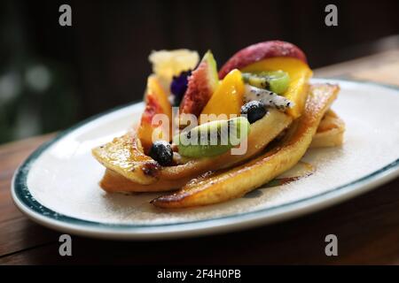 Gaufre cuite au dessert avec fruits kiwo, raisin et vanille crème glacée de style vintage Banque D'Images