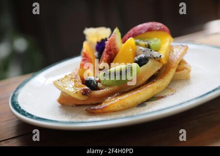 Gaufre cuite au dessert avec fruits kiwo, raisin et vanille crème glacée de style vintage Banque D'Images