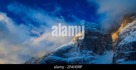 Début de l'hiver matin et heure d'or dans la spectaculaire vallée montagneuse de Romsdalen, Rauma kommune, Møre og Romsdal, Norvège. Banque D'Images