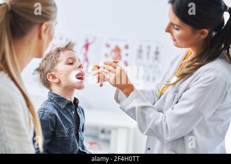 Petit garçon ayant un examen médical par un pédiatre Banque D'Images