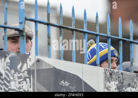 Featherstone, Angleterre - 21 mars 2021 - les fans derrière la clôture regarder Rugby League Betfred Challenge Cup Round 1 match entre Featherstone Rovers vs Bradford Bulls au Millenium Stadium, Featherstone, Royaume-Uni Dean Williams/Alay Live News Banque D'Images