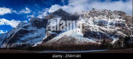 Vue panoramique sur les montagnes de la vallée de Romsdalen, Rauma kommune, Møre og Romsdal, Norvège. Banque D'Images